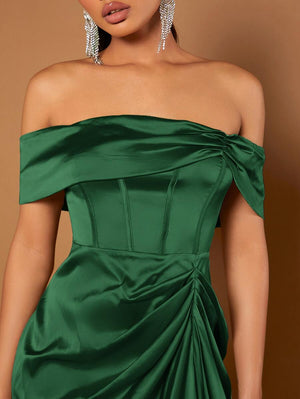 Detalle superior de vestido verde elegante con drapeado