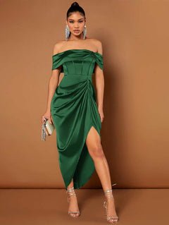 Vestido elegante verde oscuro con hombros descubiertos frontal