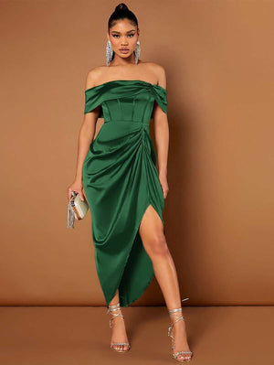 Vestido elegante verde oscuro con hombros descubiertos frontal