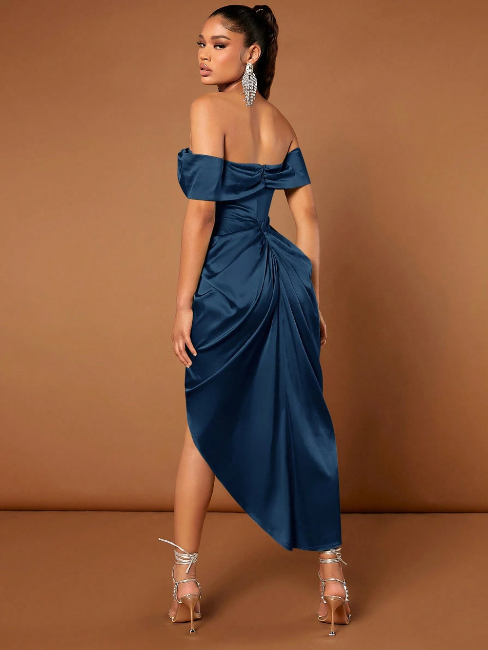 Vestido azul marino largo con hombros descubiertos y fruncido frontal