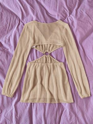 Vestido Corto de Punto Beige con Aberturas y Anillo Central