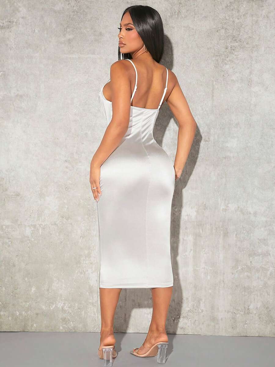 Imagen frontal del vestido blanco midi de satén con tirantes