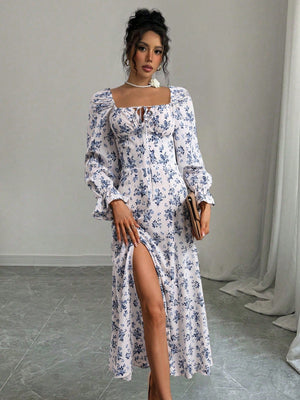 Vestido largo floral blanco con abertura alta y escote cuadrado, vista frontal