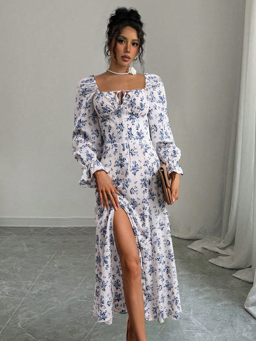 Vestido largo floral blanco con abertura alta y escote cuadrado, vista frontal