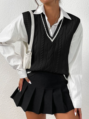 Suéter trenzado negro combinado con una falda corta (Imagen 3).