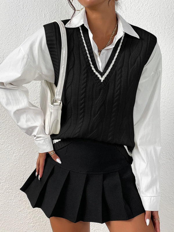 Suéter trenzado negro combinado con una falda corta (Imagen 3).