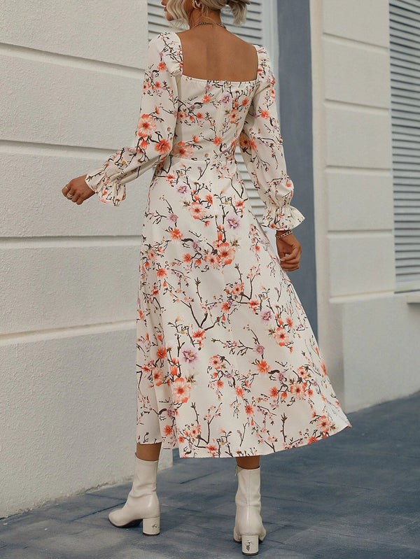 Vista trasera del vestido floral bohemio con talle alto y mangas con volantes, ideal para un look femenino.