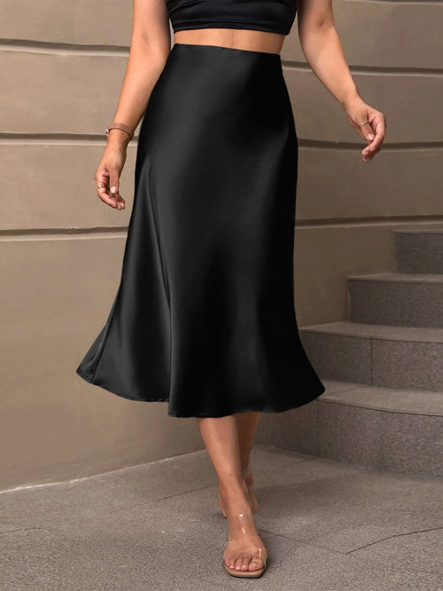 Falda midi negra satinada de talle alto con corte campana.