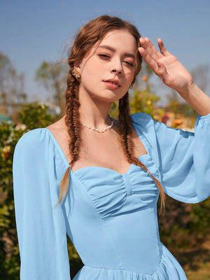 Detalle del pecho fruncido del vestido celeste.