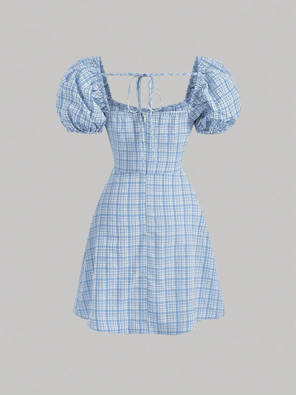 Vestido Corto Azul Y Blanco De Cuadros Con Escote Cuadrado vista trasera.
