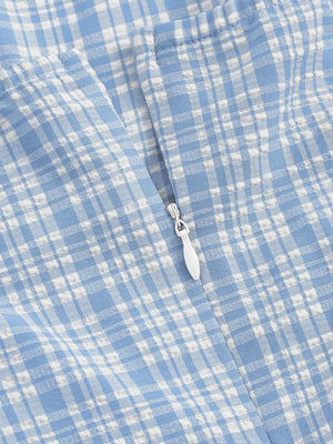 Vestido Corto Azul Y Blanco De Cuadros Con Escote Cuadrado detalle de cremallera.
