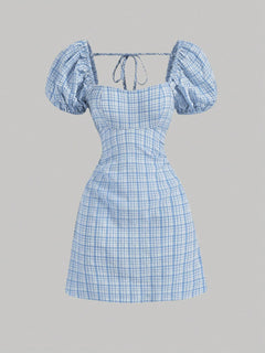 Vestido Corto Azul Y Blanco De Cuadros Con Escote Cuadrado vista frontal.
