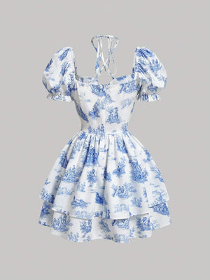 Vista trasera del vestido corto azul y blanco con estampado, mostrando su estructura y cremallera.