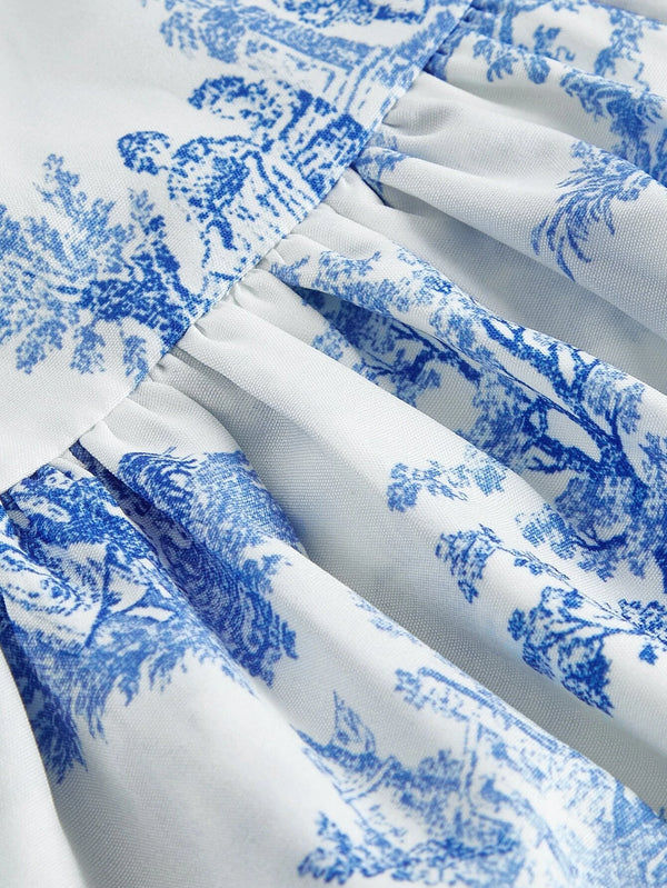 Detalle del estampado y la textura del vestido corto azul y blanco con estampado.