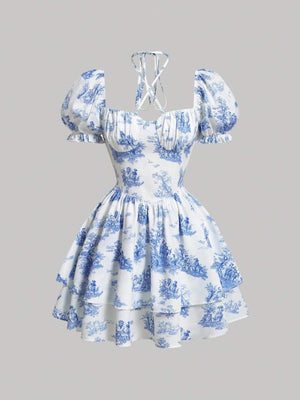 Imagen frontal del vestido corto azul y blanco con estampado, resaltando su diseño romántico.