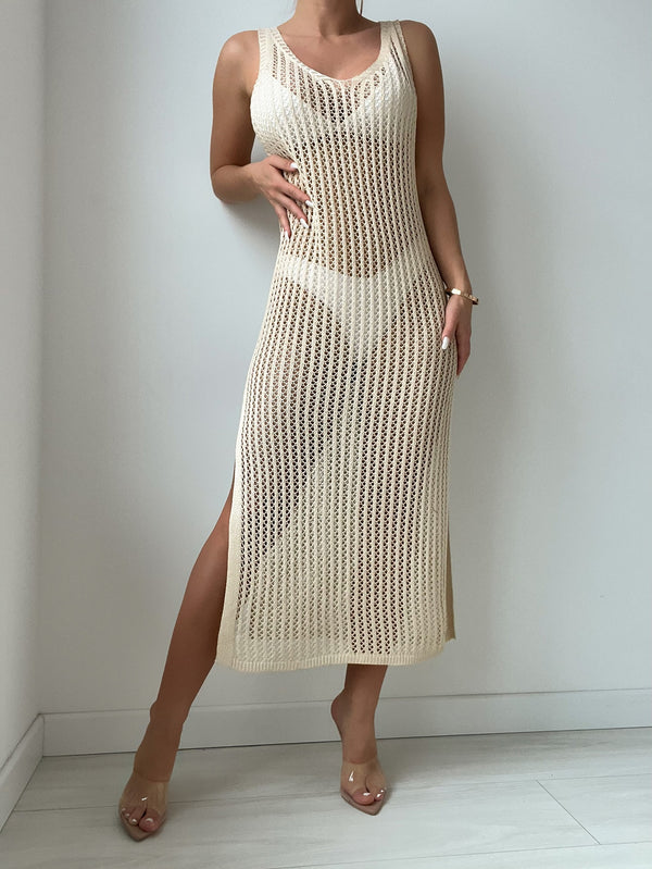 Detalle de abertura lateral y textura del vestido de playa beis.
