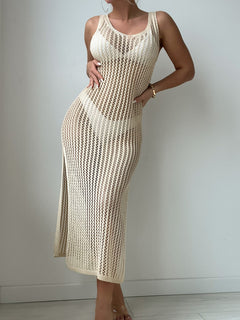 Vestido beis de crochet semitransparente con abertura alta vista frontal.