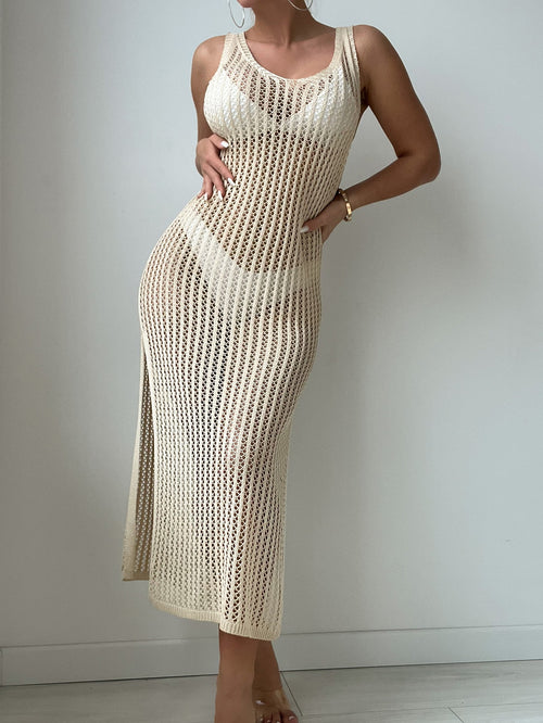 Vestido beis de crochet semitransparente con abertura alta vista frontal.