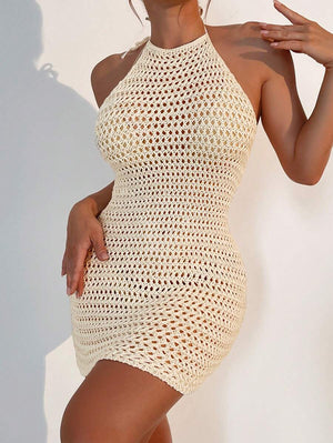 Detalle de la espalda descubierta y silueta de un vestido corto de playa estilo crochet.