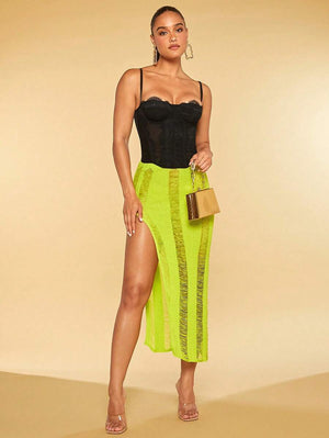 Corset negro ajustado con encaje combinado con falda verde.