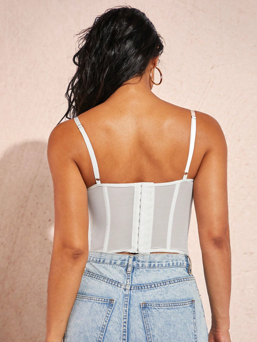 Top blanco de encaje elegante con tirantes finos frontal