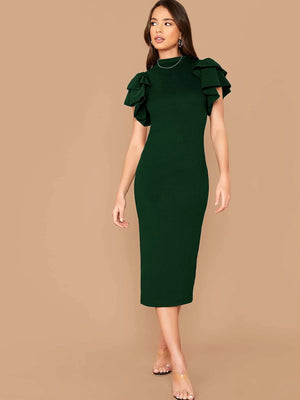 Vista lateral del vestido midi verde oscuro elegante con mangas de volantes.