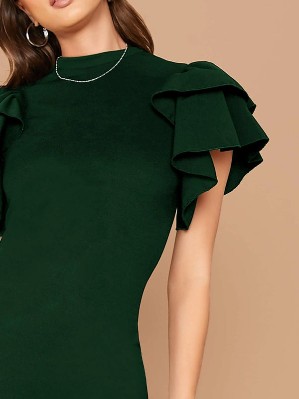 Detalle del cuello alzado y mangas con volantes del vestido midi verde oscuro.