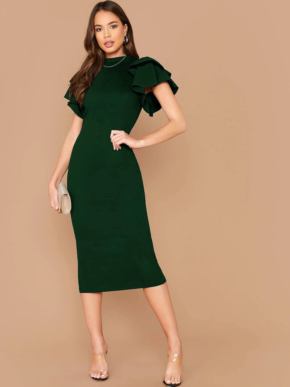 Vestido midi verde oscuro con volantes y cuello alzado, vista frontal.