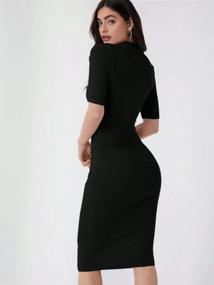 Vista trasera del vestido negro con diseño fruncido.