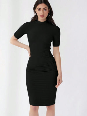 Detalle del cuello alzado del vestido negro elegante.