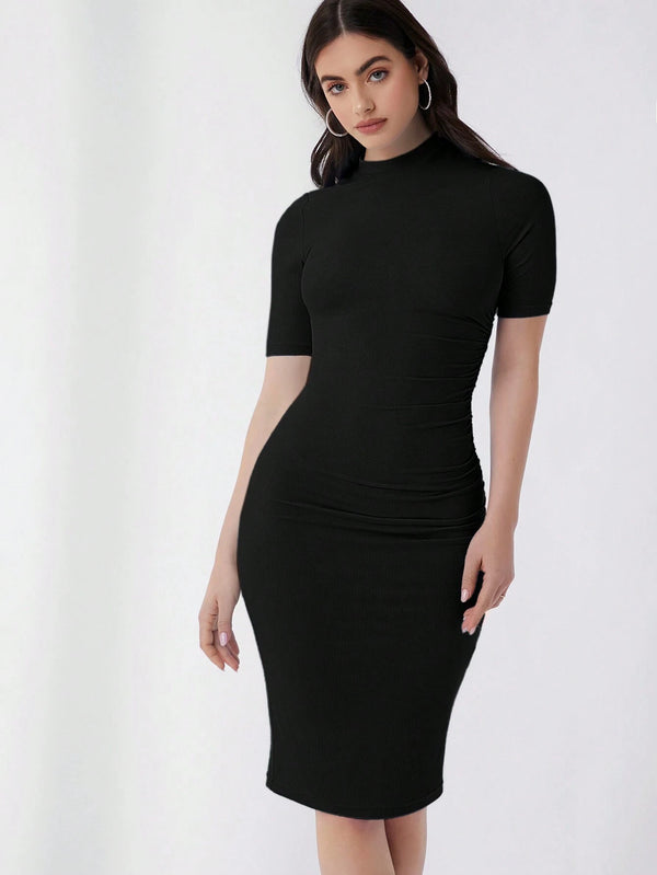 Vestido negro ajustado ideal para reuniones y eventos.