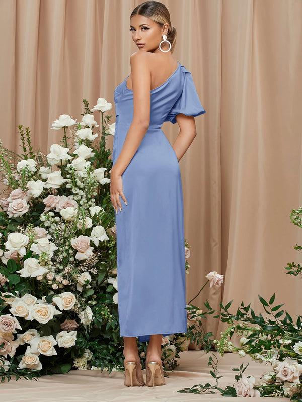 Vestido azul elegante con abertura alta visto desde atrás