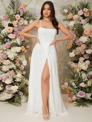 Vestido blanco largo con abertura alta y tirantes finos visto desde el frente.