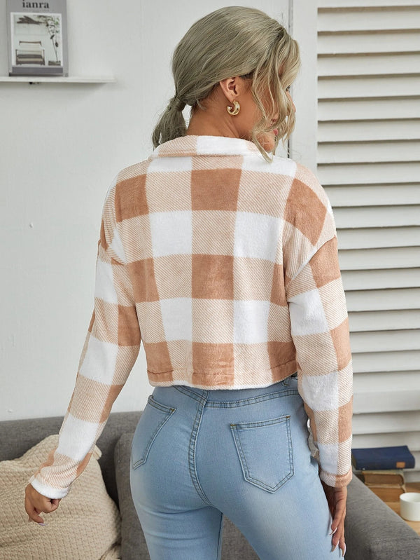 Vista trasera de la chaqueta crop a cuadros con ajuste regular.