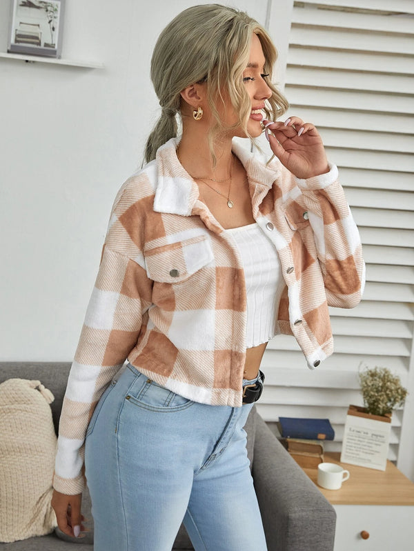 Modelo usando la chaqueta crop a cuadros con estilo casual y moderno.