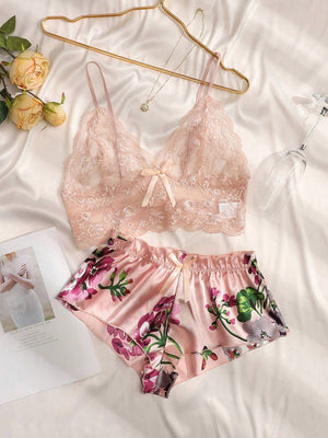 Primer plano del short de pijama de satén rosa con estampado floral en tonos fucsia y verde.