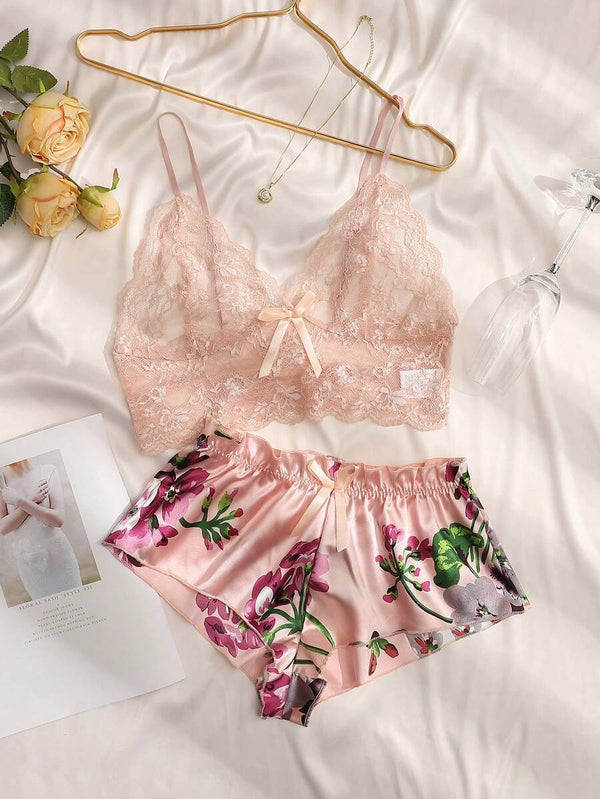 Primer plano del short de pijama de satén rosa con estampado floral en tonos fucsia y verde.