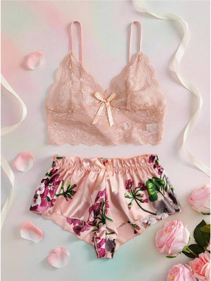 Conjunto de pijama de dos piezas en color rosa coral con top de encaje y short floral de satén.