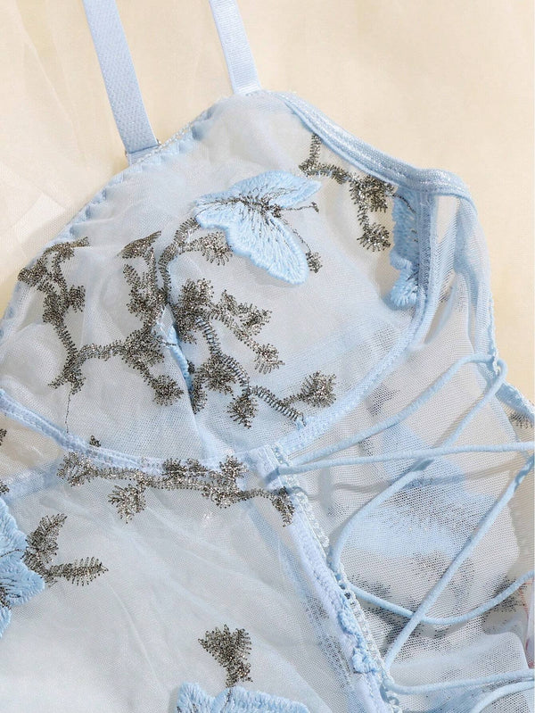 Laterales del body con diseño anudado y ajuste delicado.