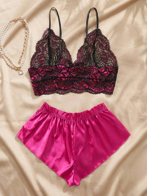 Primer plano del top de pijama tipo bralette con encaje floral fucsia y detalles en negro.