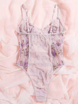 Vista trasera del body romántico floral con diseño semitransparente.