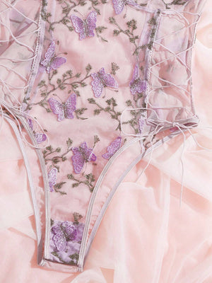 Detalle del bordado floral y de mariposas del body romántico.