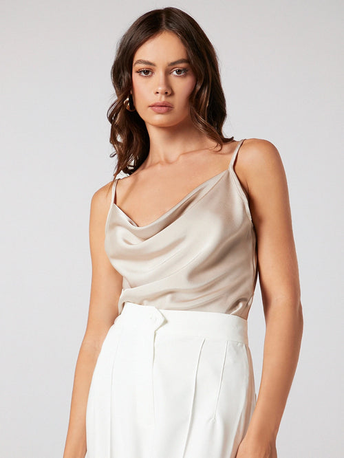 Blusa de Tirantes Beige Elegante y Versátil