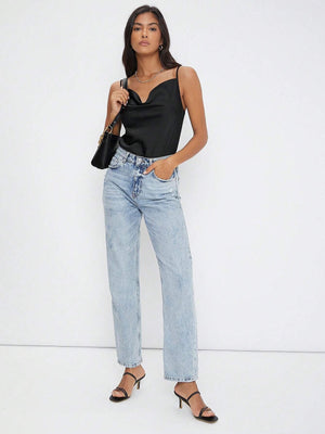 Look completo combinando la blusa negra de tirantes con jeans y accesorios modernos.