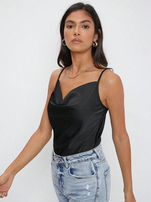 Vista frontal de la blusa negra de tirantes con diseño drapeado.