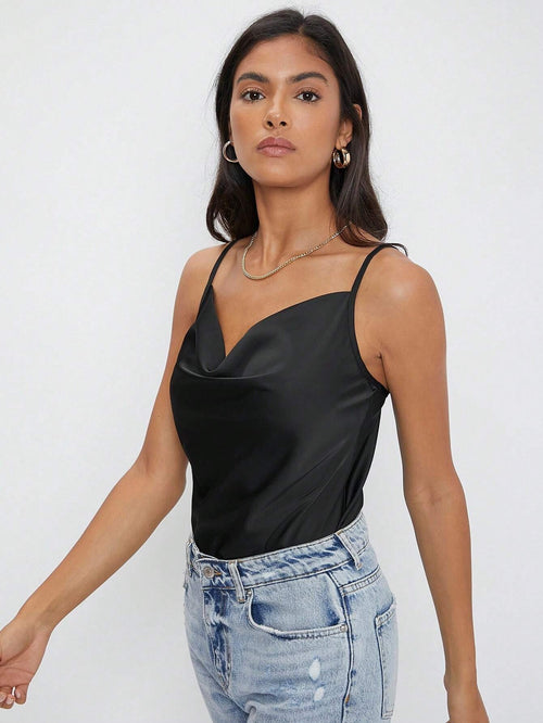 Vista frontal de la blusa negra de tirantes con diseño drapeado.