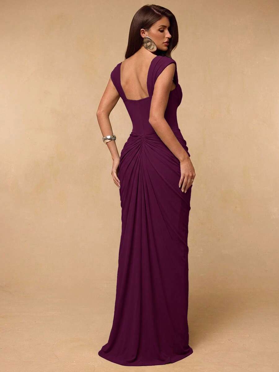 Vista completa de un vestido largo elegante color morado con fruncido lateral y cuello cuadrado.