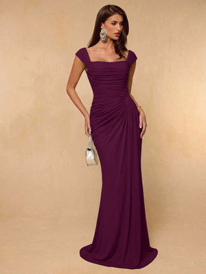 Detalle de la parte inferior de un vestido largo morado de fiesta, mostrando la caída de la tela.