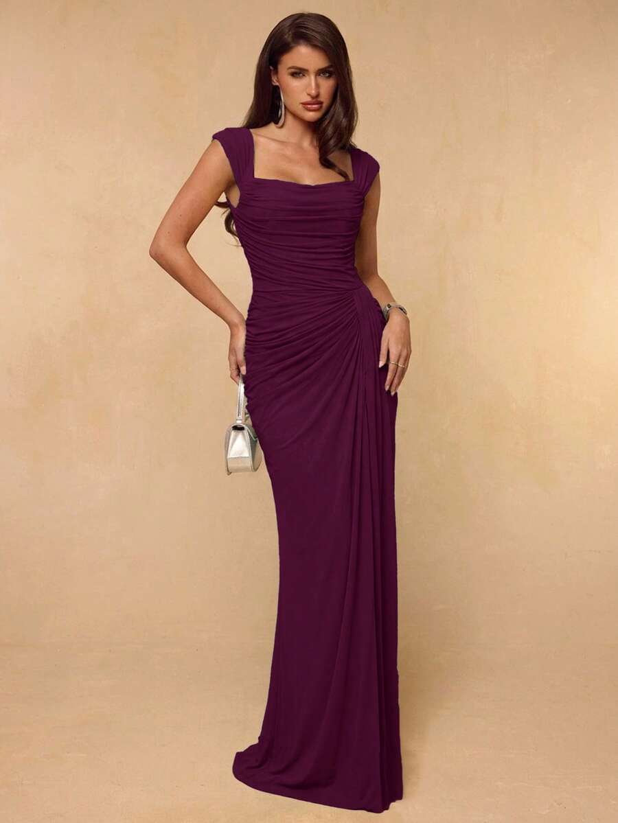Vista completa de un vestido largo elegante color morado con fruncido lateral y cuello cuadrado.