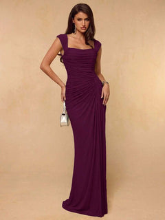 Vista completa de un vestido largo elegante color morado con fruncido lateral y cuello cuadrado.